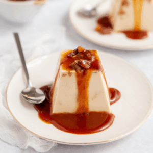 Panna cotta med salt karamell & rostade mandlar